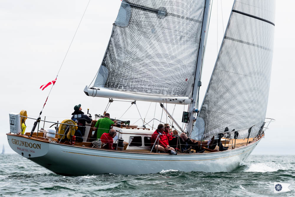 sailboat race from newport to bermuda