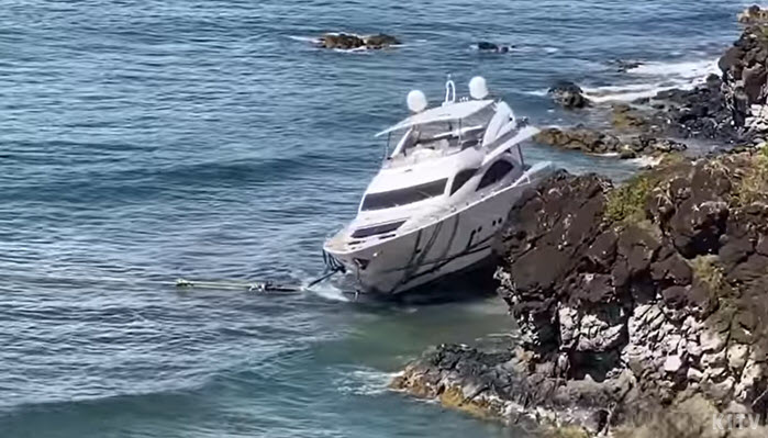 yacht sinks in maui
